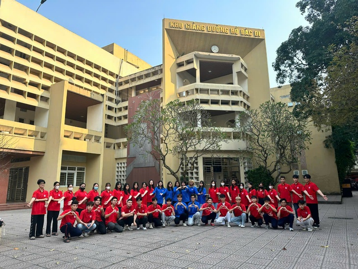 Đại học Y Hà Nội ra quy định cấm váy ngắn, áo trễ cổ: Sinh viên nói gì?- Ảnh 1. Đại học Y Hà Nội ra quy định cấm váy ngắn, áo trễ cổ: Sinh viên nói gì?- Ảnh 1.