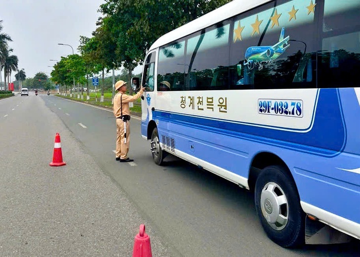 Tài xế uống rượu bia vẫn chở hàng chục công nhân ở khu công nghệ cao Hòa Lạc- Ảnh 2.