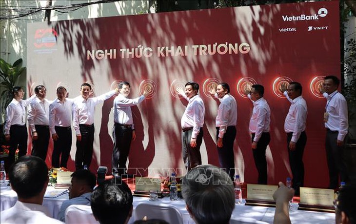 50 năm thống nhất đất nước:
Khoảng 800 phóng viên trong và ngoài nước tham gia tác nghiệp tại Đại lễ 30/4- Ảnh 1. 50 năm thống nhất đất nước:
Khoảng 800 phóng viên trong và ngoài nước tham gia tác nghiệp tại Đại lễ 30/4- Ảnh 1.