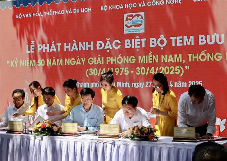 50 năm thống nhất đất nước:
Khoảng 800 phóng viên trong và ngoài nước tham gia tác nghiệp tại Đại lễ 30/4- Ảnh 3. 50 năm thống nhất đất nước:
Khoảng 800 phóng viên trong và ngoài nước tham gia tác nghiệp tại Đại lễ 30/4- Ảnh 3.
