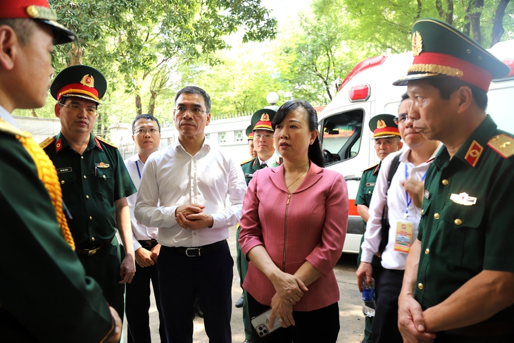 Bộ trưởng Đào Hồng Lan: ‘Đảm bảo an toàn sức khỏe cho người dân, chiến sĩ dự lễ 30/4 là nhiệm vụ rất vẻ vang’- Ảnh 3. Bộ trưởng Đào Hồng Lan: ‘Đảm bảo an toàn sức khỏe cho người dân, chiến sĩ dự lễ 30/4 là nhiệm vụ rất vẻ vang’- Ảnh 3.