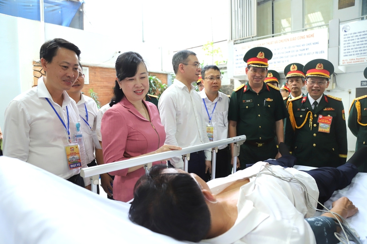 Bộ trưởng Đào Hồng Lan: ‘Đảm bảo an toàn sức khỏe cho người dân, chiến sĩ dự lễ 30/4 là nhiệm vụ rất vẻ vang’- Ảnh 2. Bộ trưởng Đào Hồng Lan: ‘Đảm bảo an toàn sức khỏe cho người dân, chiến sĩ dự lễ 30/4 là nhiệm vụ rất vẻ vang’- Ảnh 2.