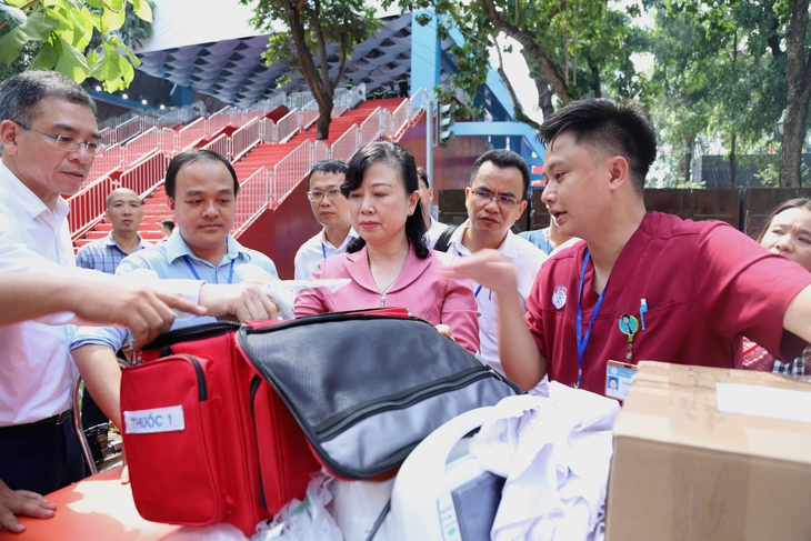 Bộ trưởng Đào Hồng Lan: ‘Đảm bảo an toàn sức khỏe cho người dân, chiến sĩ dự lễ 30/4 là nhiệm vụ rất vẻ vang’- Ảnh 1. Bộ trưởng Đào Hồng Lan: ‘Đảm bảo an toàn sức khỏe cho người dân, chiến sĩ dự lễ 30/4 là nhiệm vụ rất vẻ vang’- Ảnh 1.