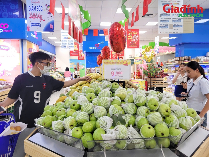 Nghỉ lễ 30/4 - 1/5: Siêu thị đồng loạt giảm giá sâu hơn 1.000 mặt hàng thiết yếu, nông sản giảm đến 71%, giá từ 9.900 đồng/kg- Ảnh 1. Nghỉ lễ 30/4 - 1/5: Siêu thị đồng loạt giảm giá sâu hơn 1.000 mặt hàng thiết yếu, nông sản giảm đến 71%, giá từ 9.900 đồng/kg- Ảnh 1.