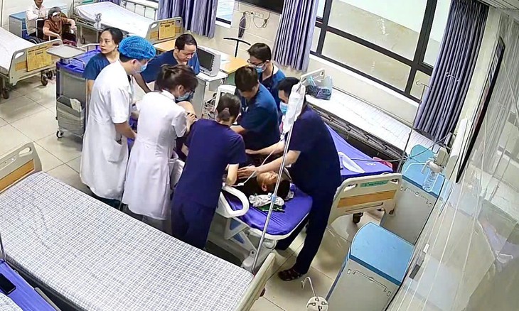 Bộ Y tế đề nghị xử lý nghiêm vụ 'người nhà tấn công bác sĩ khi đang cấp cứu người bệnh tại Phú Thọ'- Ảnh 1.