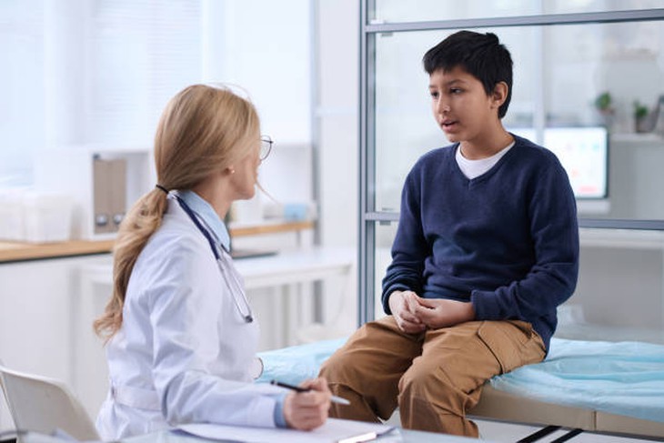Dậy thì sớm ở nam: Nguyên nhân, triệu chứng, phòng ngừa và điều trị- Ảnh 2.