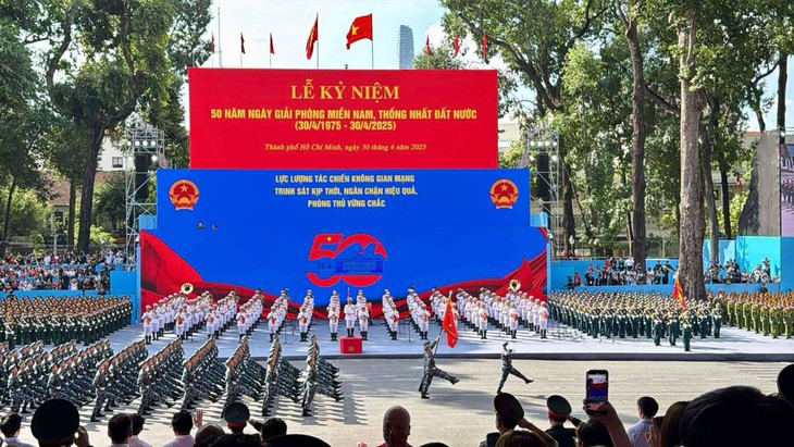 Người dân thêm tự hào, yêu nước, kết đoàn khi xem diễu binh- Ảnh 1. Người dân thêm tự hào, yêu nước, kết đoàn khi xem diễu binh- Ảnh 1.
