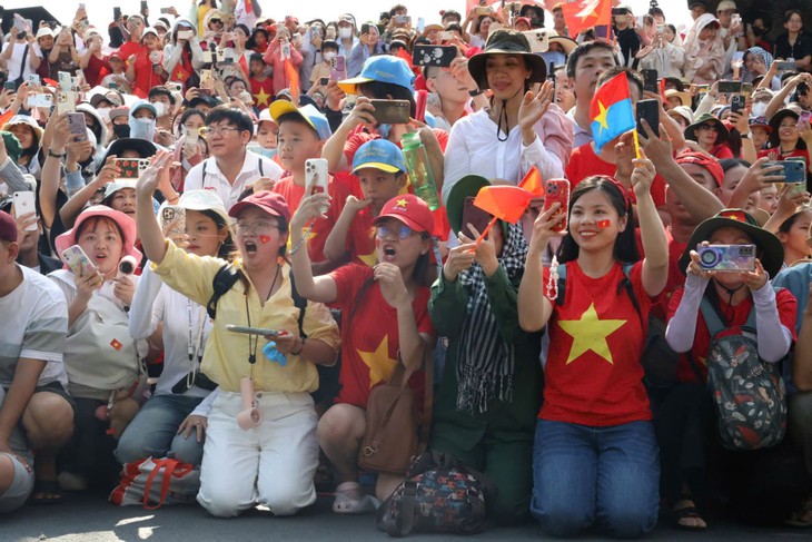 Người dân thêm tự hào, yêu nước, kết đoàn khi xem diễu binh- Ảnh 9. Người dân thêm tự hào, yêu nước, kết đoàn khi xem diễu binh- Ảnh 9.