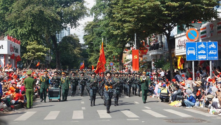 Người dân thêm tự hào, yêu nước, kết đoàn khi xem diễu binh- Ảnh 8. Người dân thêm tự hào, yêu nước, kết đoàn khi xem diễu binh- Ảnh 8.