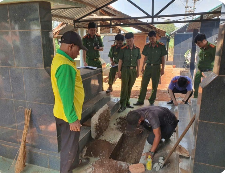 Công an khai quật bào thai 3 tháng tuổi để điều tra vụ án hiếp dâm- Ảnh 1. Công an khai quật bào thai 3 tháng tuổi để điều tra vụ án hiếp dâm- Ảnh 1.