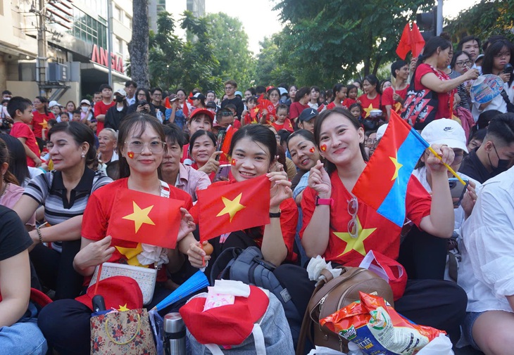 Người dân thêm tự hào, yêu nước, kết đoàn khi xem diễu binh- Ảnh 4. Người dân thêm tự hào, yêu nước, kết đoàn khi xem diễu binh- Ảnh 4.