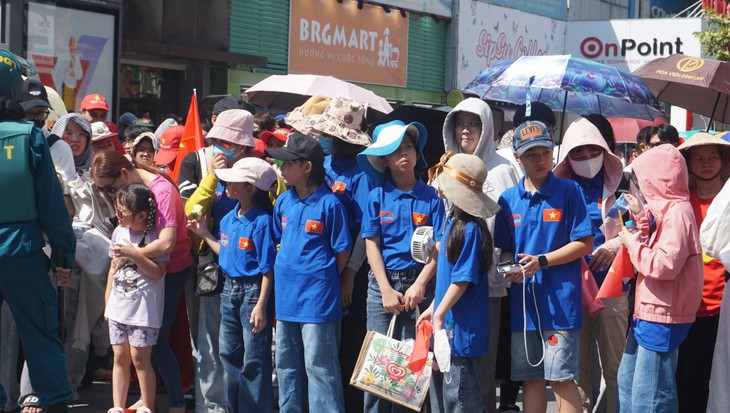 Người dân thêm tự hào, yêu nước, kết đoàn khi xem diễu binh- Ảnh 10. Người dân thêm tự hào, yêu nước, kết đoàn khi xem diễu binh- Ảnh 10.
