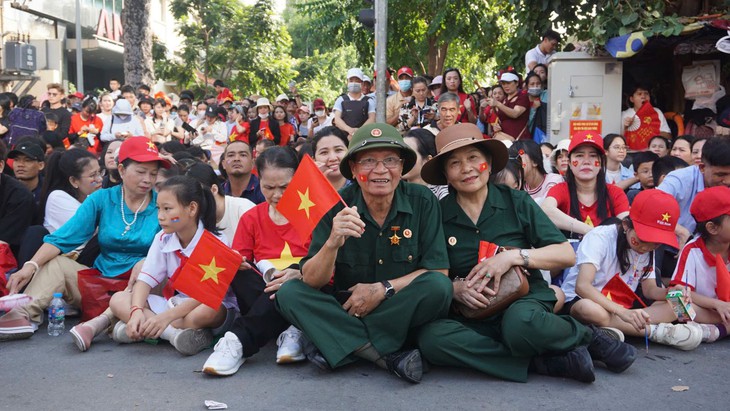 Người dân thêm tự hào, yêu nước, kết đoàn khi xem diễu binh- Ảnh 3. Người dân thêm tự hào, yêu nước, kết đoàn khi xem diễu binh- Ảnh 3.
