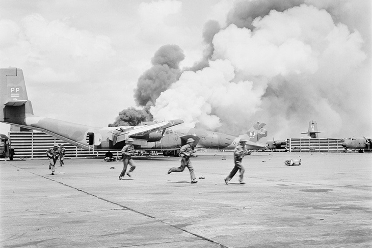 Ngày 28/4/1975: Quân ta bao vây chặt Sài Gòn, đánh sân bay Tân Sơn Nhất- Ảnh 1.