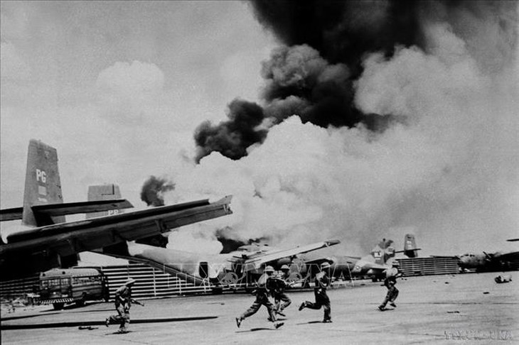 Ngày 28/4/1975: Quân ta bao vây chặt Sài Gòn, đánh sân bay Tân Sơn Nhất- Ảnh 2.