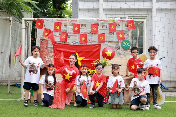 Trường học Hà Nội rực rỡ cờ hoa chào mừng 50 năm ngày thống nhất đất nước- Ảnh 1.