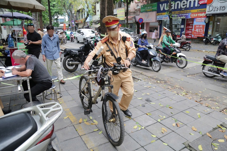 Nhiều tài xế có cồn bị xử phạt, có người trong cốp vẫn còn chai rượu uống dở- Ảnh 2. Nhiều tài xế có cồn bị xử phạt, có người trong cốp vẫn còn chai rượu uống dở- Ảnh 2.