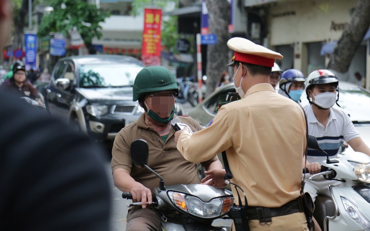 Nhiều tài xế có cồn bị xử phạt, có người trong cốp vẫn còn chai rượu uống dở