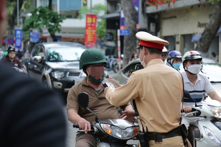 Nhiều tài xế có cồn bị xử phạt, có người trong cốp vẫn còn chai rượu uống dở- Ảnh 3. Nhiều tài xế có cồn bị xử phạt, có người trong cốp vẫn còn chai rượu uống dở- Ảnh 3.