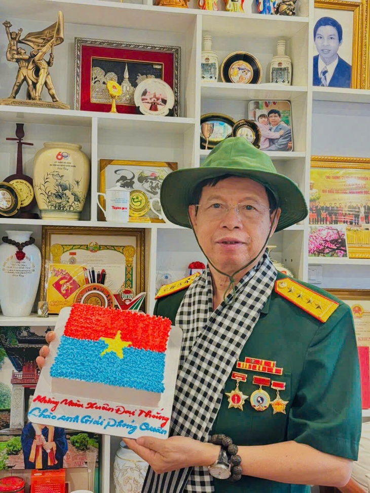 Nữ Trung tá quân đội làm bánh tặng cựu chiến binh: 'Tôi muốn trao truyền ký ức tự hào trong mỗi gia đình'- Ảnh 2.