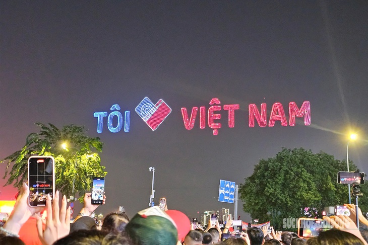 Bầu trời TPHCM bừng sáng với màn trình diễn drone chưa từng có- Ảnh 8. Bầu trời TPHCM bừng sáng với màn trình diễn drone chưa từng có- Ảnh 8.