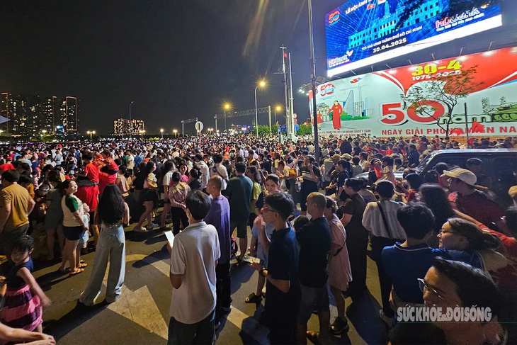 Bầu trời TPHCM bừng sáng với màn trình diễn drone chưa từng có- Ảnh 5. Bầu trời TPHCM bừng sáng với màn trình diễn drone chưa từng có- Ảnh 5.