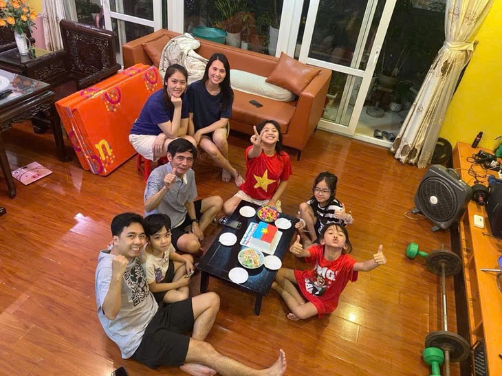 Nữ Trung tá quân đội làm bánh tặng cựu chiến binh: 'Tôi muốn trao truyền ký ức tự hào trong mỗi gia đình'- Ảnh 3.