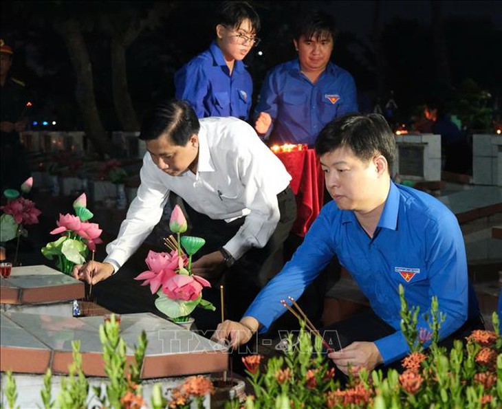 50 năm thống nhất đất nước: Tuổi trẻ thắp nến tri ân các Anh hùng liệt sĩ- Ảnh 3.