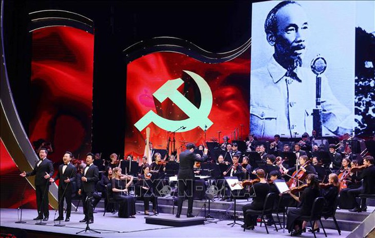 Tổng Bí thư Tô Lâm dự Chương trình nghệ thuật đặc biệt 'Đảng trong mùa Xuân đại thắng'- Ảnh 4.
