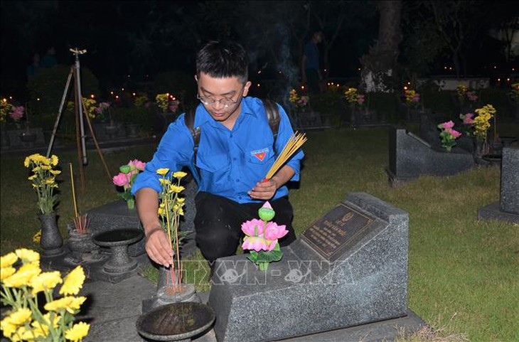 50 năm thống nhất đất nước: Tuổi trẻ thắp nến tri ân các Anh hùng liệt sĩ- Ảnh 1.