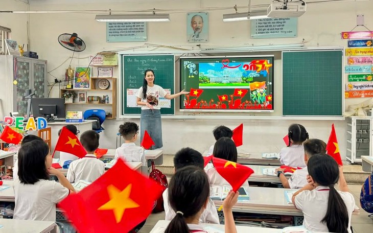 Trường học Hà Nội rực rỡ cờ hoa chào mừng 50 năm ngày thống nhất đất nước