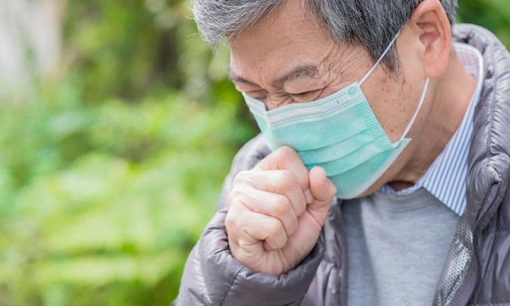 Hiểm hoạ viêm phổi ở người già khi giao mùa- Ảnh 1.