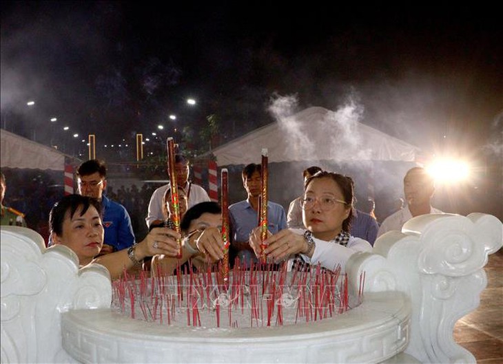 50 năm thống nhất đất nước: Tuổi trẻ thắp nến tri ân các Anh hùng liệt sĩ- Ảnh 2.