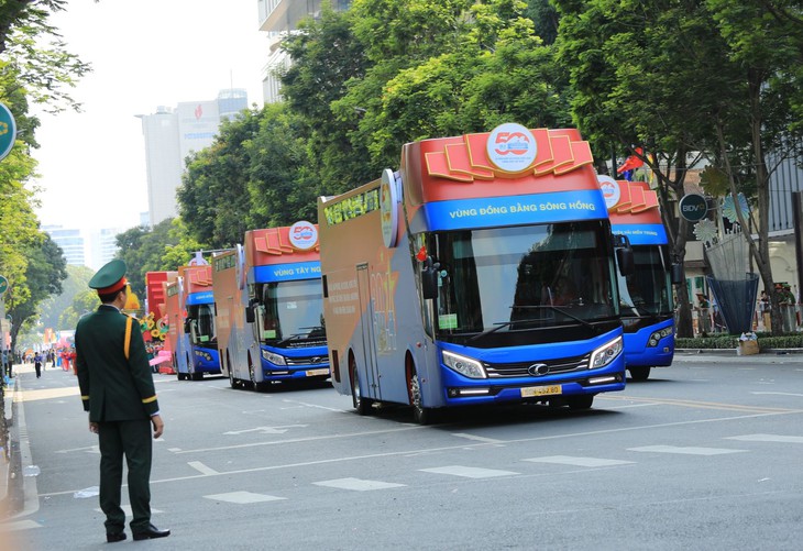 Mẹ Việt Nam anh hùng, Anh hùng LLVT nhân dân sẽ tham gia diễu hành dịp đại lễ 30/4 bằng bus hai tầng- Ảnh 1. Mẹ Việt Nam anh hùng, Anh hùng LLVT nhân dân sẽ tham gia diễu hành dịp đại lễ 30/4 bằng bus hai tầng- Ảnh 1.