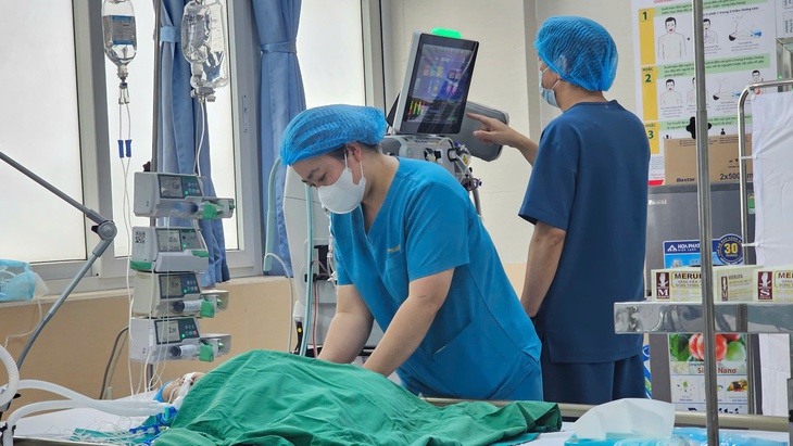Bé gái hơn 5 tháng tuổi 'hồi sinh' sau 48 giờ lọc máu liên tục- Ảnh 1.