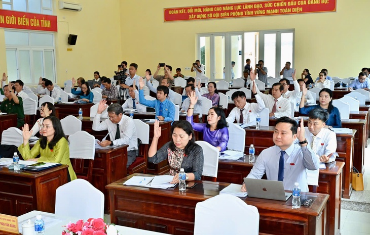 Các đại biểu biểu quyết thông qua nghị quyết. Ảnh: B.T Các đại biểu biểu quyết thông qua nghị quyết. Ảnh: B.T