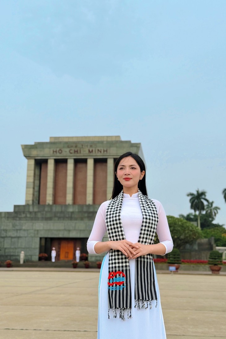 Bất ngờ chân dung nữ ca sĩ quê Đắk Lắk có ca khúc đạt 2 tỷ lượt xem dịp Đại lễ 30/4- Ảnh 2.