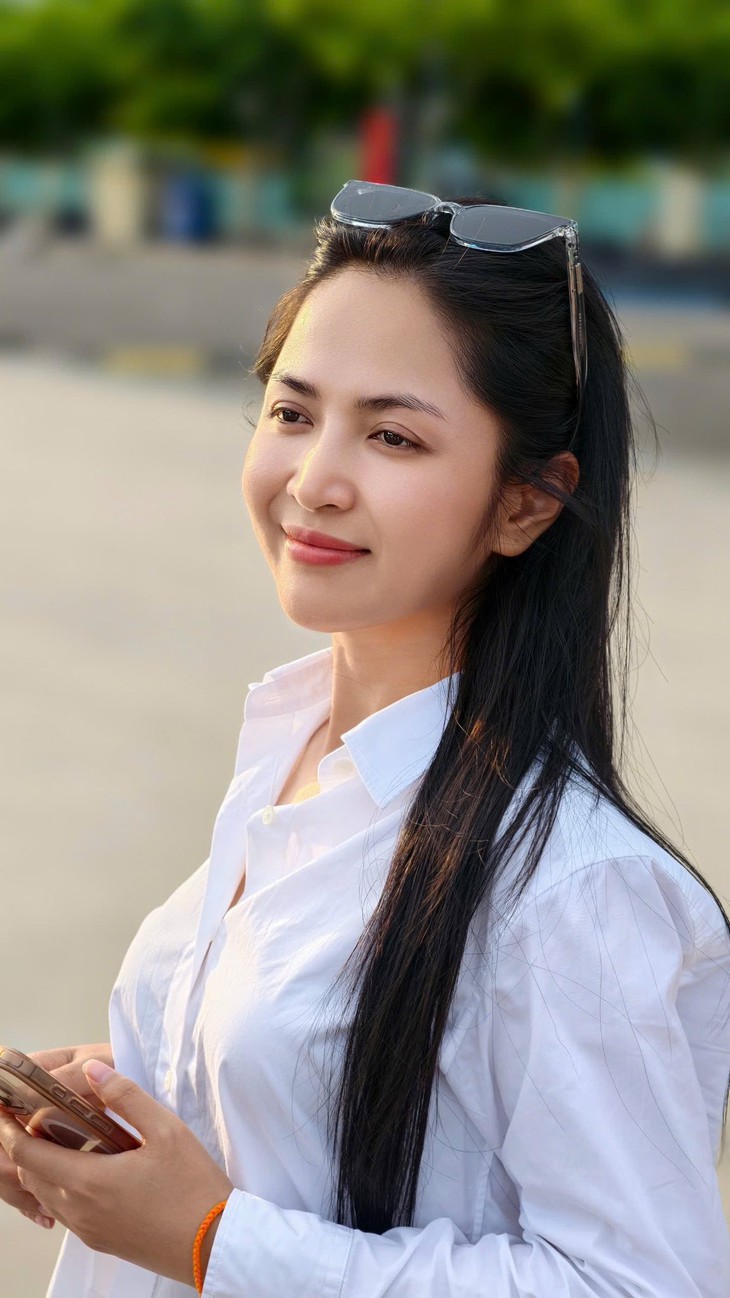 Bất ngờ chân dung nữ ca sĩ quê Đắk Lắk có ca khúc đạt 2 tỷ lượt xem dịp Đại lễ 30/4- Ảnh 4.