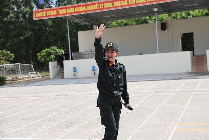 Bất ngờ chân dung nữ ca sĩ quê Đắk Lắk có ca khúc đạt 2 tỷ lượt xem dịp Đại lễ 30/4- Ảnh 5.