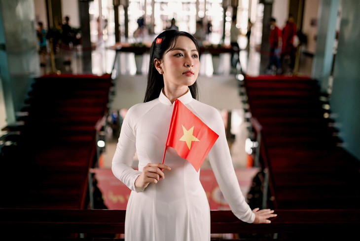 Bất ngờ chân dung nữ ca sĩ quê Đắk Lắk có ca khúc đạt 2 tỷ lượt xem dịp Đại lễ 30/4- Ảnh 1.