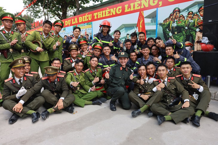 Bất ngờ chân dung nữ ca sĩ quê Đắk Lắk có ca khúc đạt 2 tỷ lượt xem dịp Đại lễ 30/4- Ảnh 7.