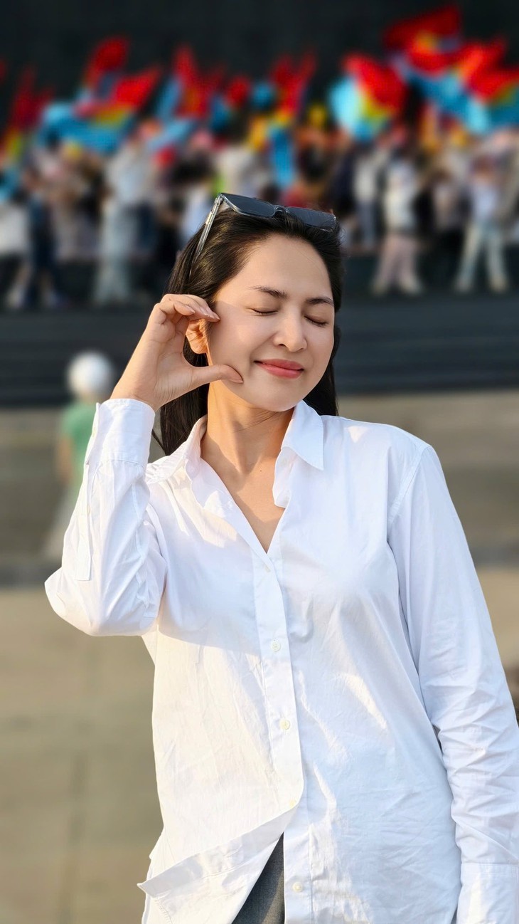 Bất ngờ chân dung nữ ca sĩ quê Đắk Lắk có ca khúc đạt 2 tỷ lượt xem dịp Đại lễ 30/4- Ảnh 3.