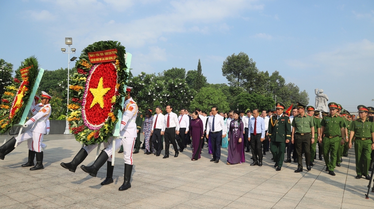 Lãnh đạo TPHCM dâng hương tưởng niệm các Mẹ Việt Nam Anh hùng, anh hùng liệt sĩ nhân dịp 30/4- Ảnh 3. Lãnh đạo TPHCM dâng hương tưởng niệm các Mẹ Việt Nam Anh hùng, anh hùng liệt sĩ nhân dịp 30/4- Ảnh 3.
