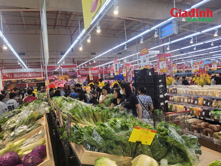 Trước nghỉ lễ 30/4-01/5: Giá rau củ ở chợ tăng nhẹ, siêu thị lại khuyến mại sâu- Ảnh 1. Trước nghỉ lễ 30/4-01/5: Giá rau củ ở chợ tăng nhẹ, siêu thị lại khuyến mại sâu- Ảnh 1.
