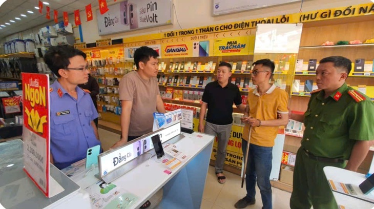 Tạm giữ cán bộ cửa hàng Điện máy Xanh trộm cắp 18 chiếc điện thoại- Ảnh 1.