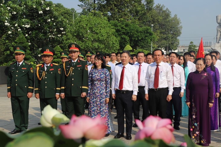 Lãnh đạo TPHCM dâng hương tưởng niệm các Mẹ Việt Nam Anh hùng, anh hùng liệt sĩ nhân dịp 30/4- Ảnh 2. Lãnh đạo TPHCM dâng hương tưởng niệm các Mẹ Việt Nam Anh hùng, anh hùng liệt sĩ nhân dịp 30/4- Ảnh 2.