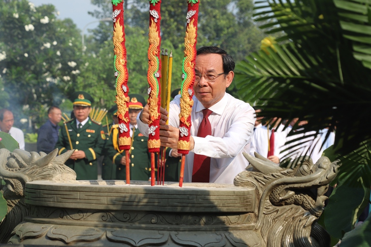 Lãnh đạo TPHCM dâng hương tưởng niệm các Mẹ Việt Nam Anh hùng, anh hùng liệt sĩ nhân dịp 30/4- Ảnh 1. Lãnh đạo TPHCM dâng hương tưởng niệm các Mẹ Việt Nam Anh hùng, anh hùng liệt sĩ nhân dịp 30/4- Ảnh 1.
