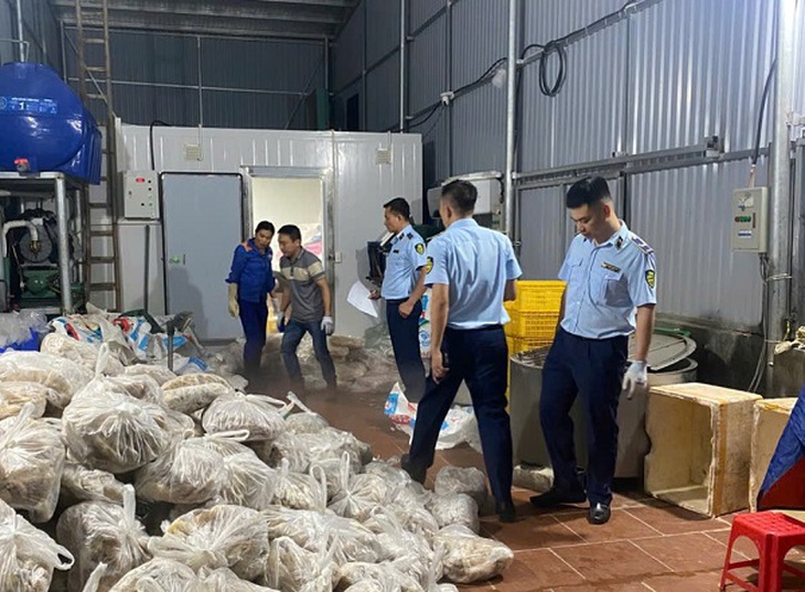 Kiểm tra bất ngờ kho lạnh ở Phú Xuyên, phát hiện 11 tấn thịt và nội tạng bò không rõ nguồn gốc- Ảnh 1. Kiểm tra bất ngờ kho lạnh ở Phú Xuyên, phát hiện 11 tấn thịt và nội tạng bò không rõ nguồn gốc- Ảnh 1.