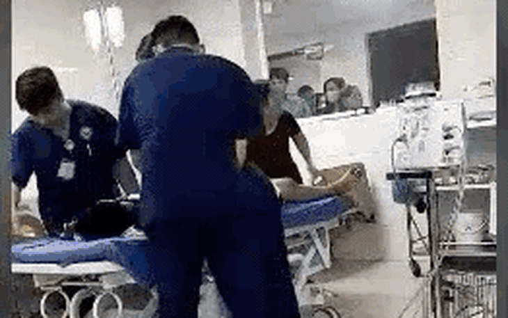 Đang cứu người vẫn bị tấn công: "Vết thương" không chỉ trên thân thể người bác sĩ