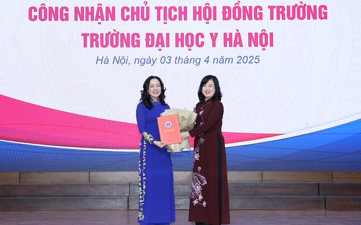 Bộ trưởng Đào Hồng Lan trao quyết định công nhận Chủ tịch Hội đồng trường Trường Đại học Y Hà Nội